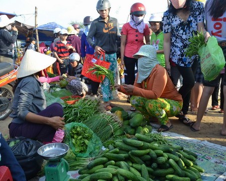 Hanoians ahead of the New Year’s Eve  - ảnh 2